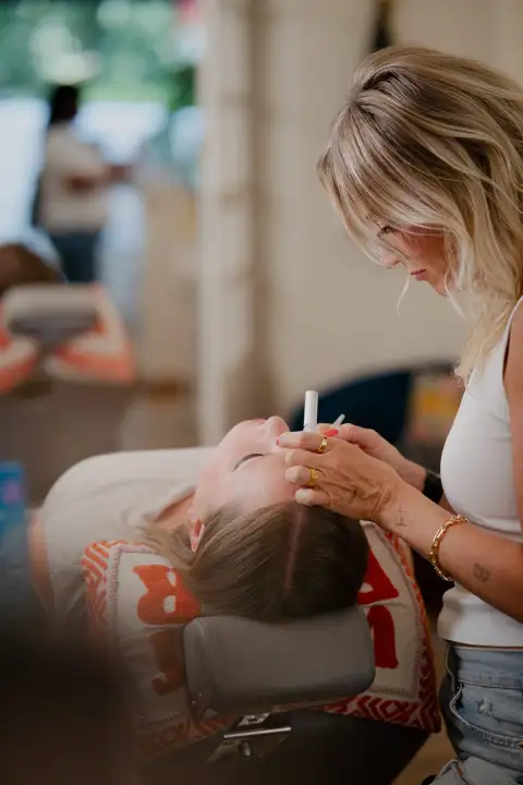 Antje beim Browlifting im TANTJE Store