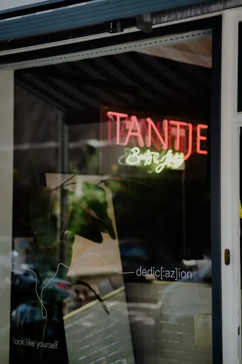 Schaufenster des TANTJE Store mit Neon-Schriftzug und dedic[:az]ion